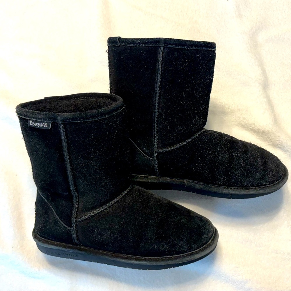 Bearpaw Black Suede Short Boots Girls Sz 4 Fur-lined limited wear  $60 MSRP